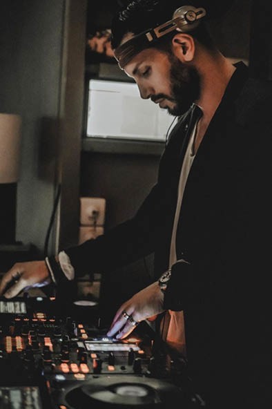 DJ